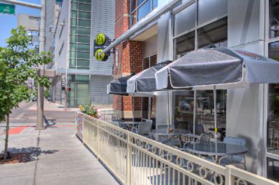 Hilton Garden Inn Denver Downtown - Outdoor Dining For People Watching