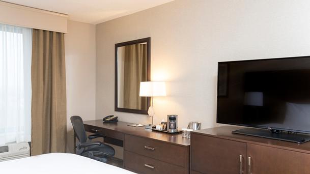 Radisson Hotel & Conference Center - Prime Outlet Mall