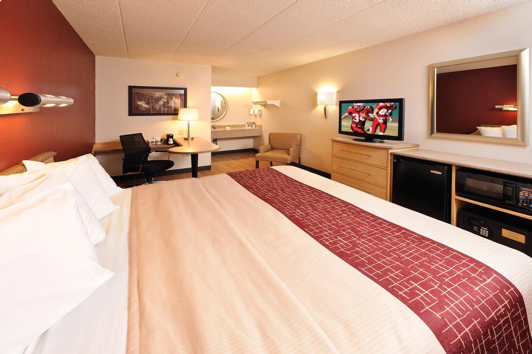 Buffalo Airport Red Roof Inn - Standard King Room