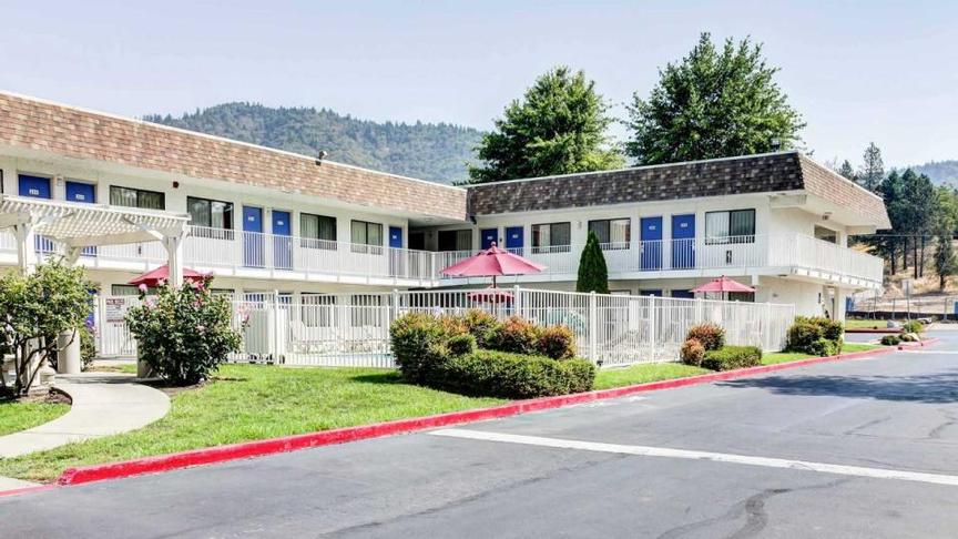 Motel 6 - 