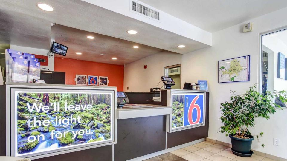 Motel 6 - 