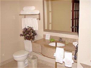 Holiday Inn Express - Standard Bathroom
