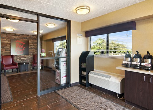Red Roof Inn - 
