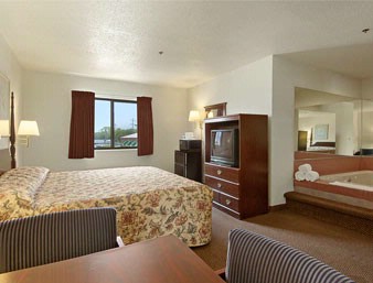 Baymont Inn & Suites Metropolis Il - Whirlpool Suite