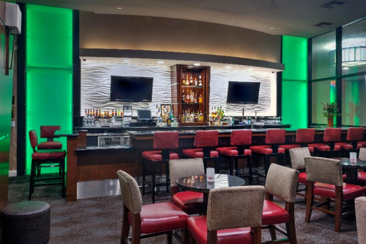 Holiday Inn & Suites - Iris Grill Lounge