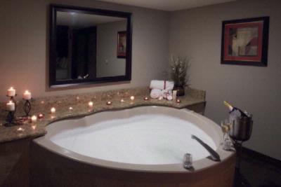 Holiday Inn & Suites - Heart Shapped Jacuzzi