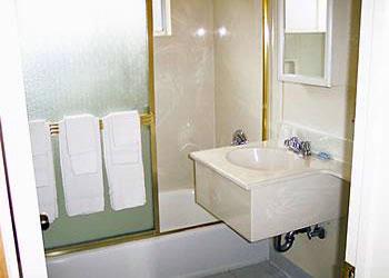 Nite Inn - Bathrooms