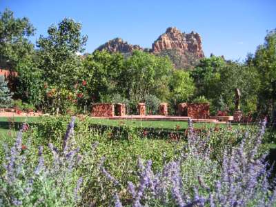 Amara Hotel & Spa - Courtyard Lawn With Red Rock Views