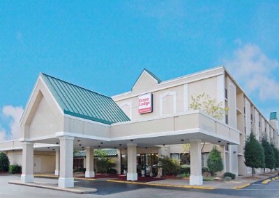 Econo Lodge Inn & Suites - 