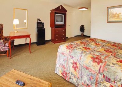 Econo Lodge Inn & Suites - 