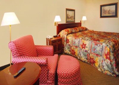 Econo Lodge Inn & Suites - 