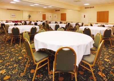 Econo Lodge Inn & Suites - 