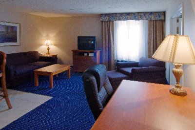 Best Western Mount Vernon - Deluxe Suite Living Room Area