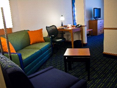 Fairfield Inn & Suites by Marriott Tampa East / Fa - Suite Sitting Area