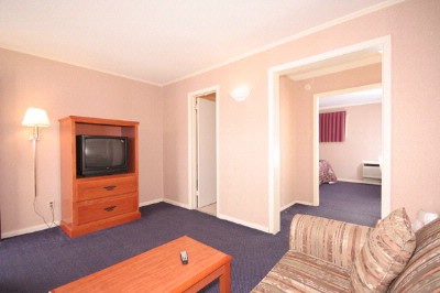 Regency Inn & Suites - Sitting Area In The King Suite