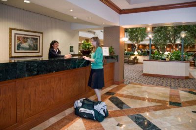 Embassy Suites Austin Arboretum - Lobby / Atrium