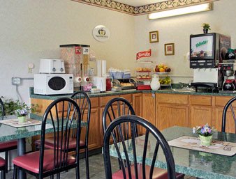 Super 8 Colonial - Breakfast Room