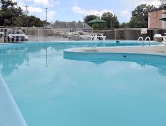 Super 8 Colonial - Pool