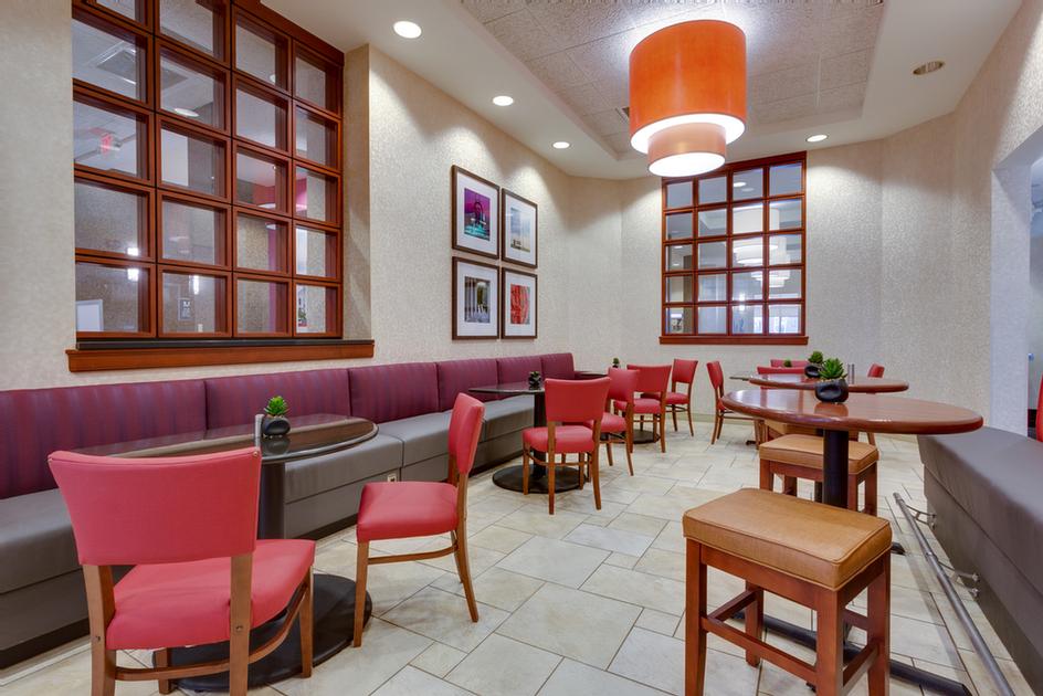 Drury Inn & Suites Baton Rouge - Breakfast Area