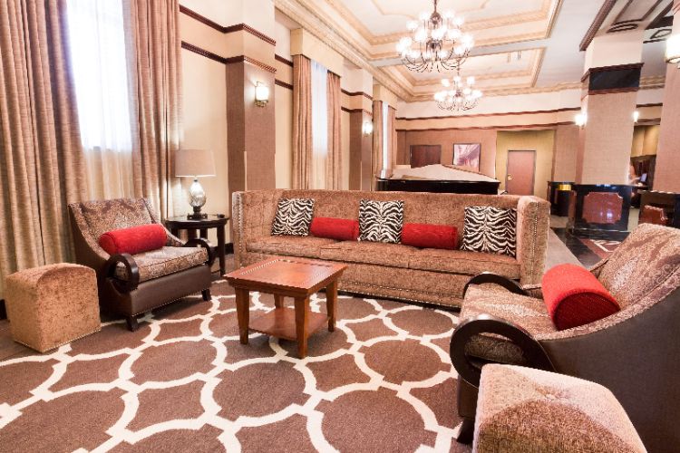 Drury Inn & Suites New Orleans - It Would Take A Pretty Scary Dream To Roll You Off Of This Giant King Bed.