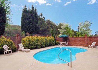 Quality Inn & Suites - Outdoor Pool