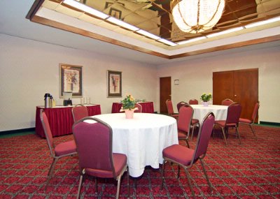 Quality Inn & Suites - Meeting Room With Rounds