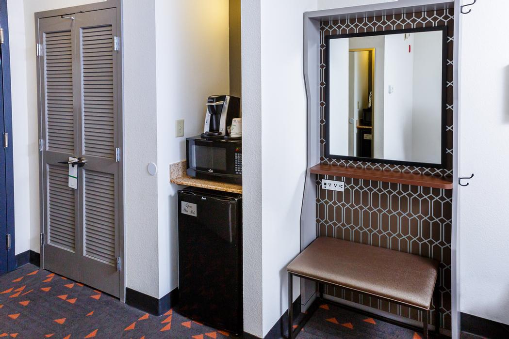 Holiday Inn Statesboro - King Room