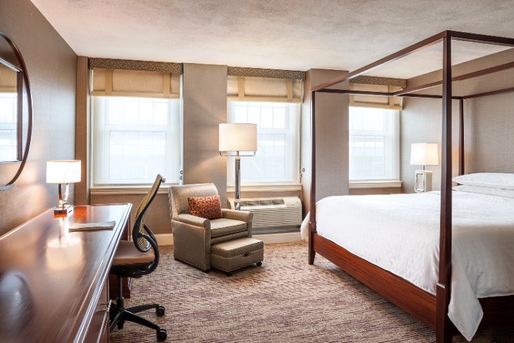 Sheraton Commander Hotel - 