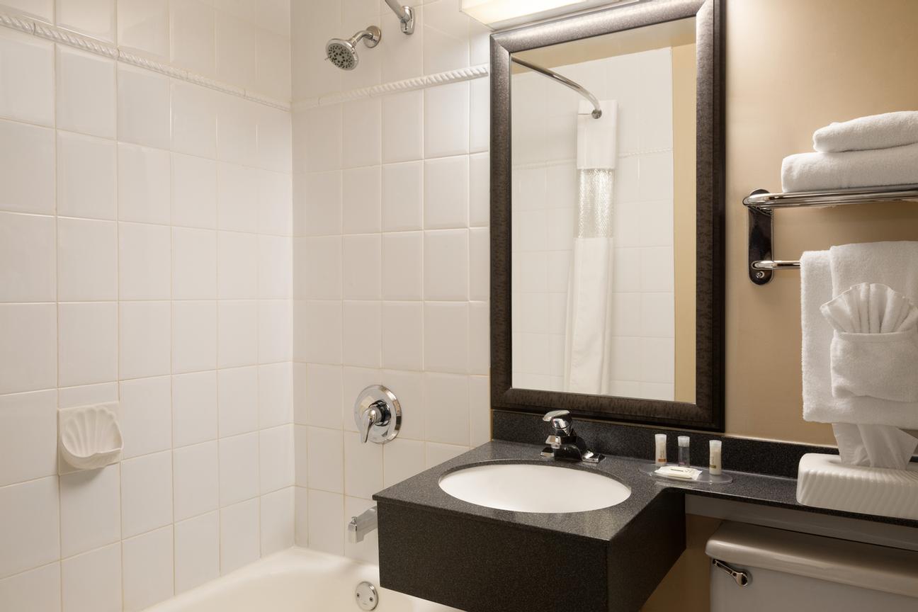 Days Inn Victoria on the Harbour - Harbour View Guest Room