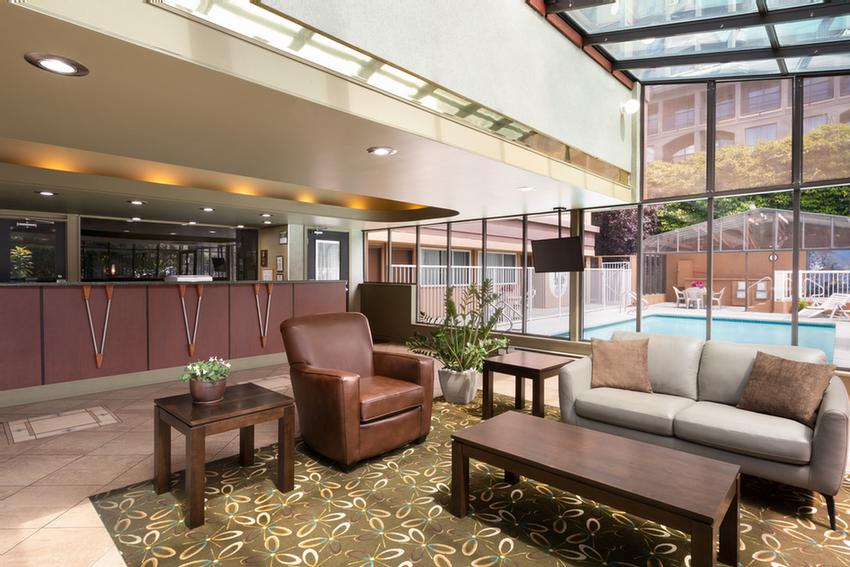 Days Inn Victoria on the Harbour - Outdoor Seasonal Heated Pool