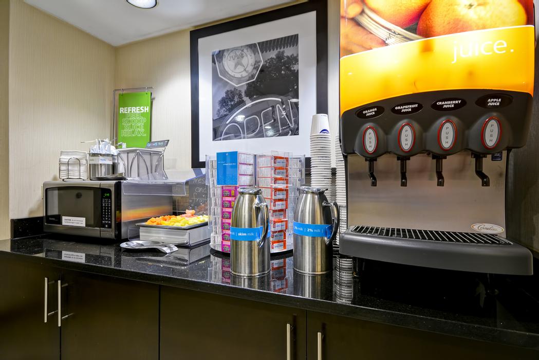 Hampton Inn Northville - Business Center