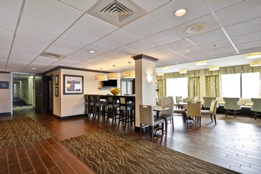 Hampton Inn Northville - Breakfast Bar
