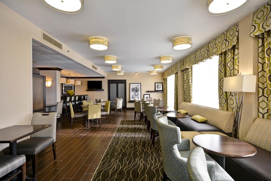 Hampton Inn Northville - Breakfast Seating Area