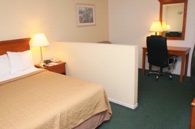 Quality Inn Near Sdsu / Qualcomm Stadium - Jr. Executive King Suite With Sleeper Sofa