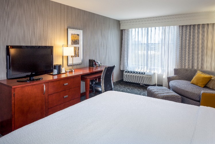 Courtyard by Marriott Santa Rosa - Outdoor Heateed Pool And Spa