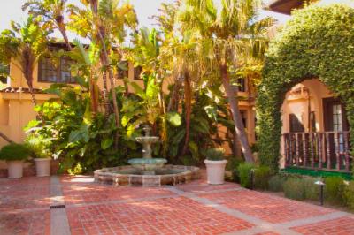 The Historic Santa Maria Inn - Historic Brick Patio And Fountain