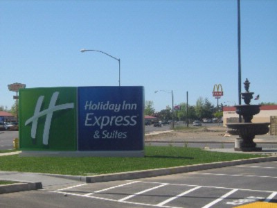 Holiday Inn Express & Suites - 