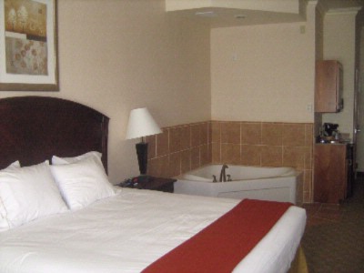 Holiday Inn Express & Suites - 