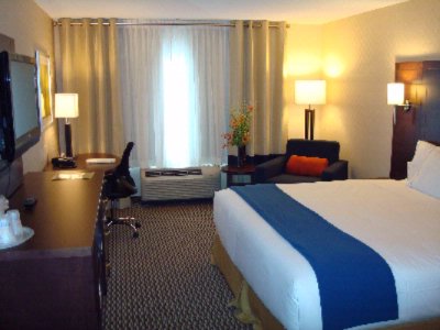 Holiday Inn Express & Suites Toronto Markham - Traditional Romos