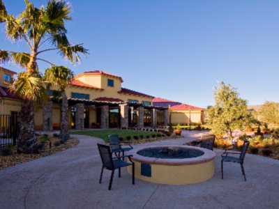 Springhill Suites by Marriott Napa Valley - Outdoor Plaza And Fire Pit