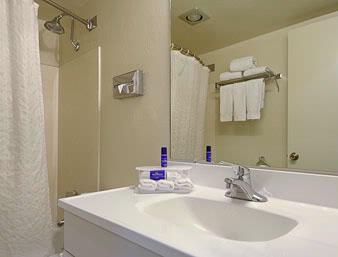 Baymont Inn & Suites - Bathroom