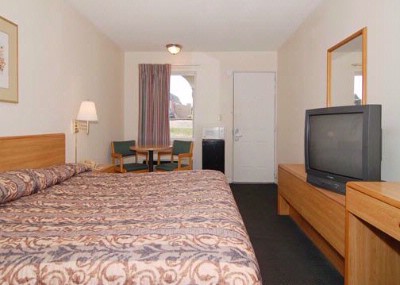 Econo Lodge - Room With 1 King Bed