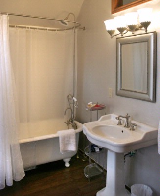 Virginia Rose Inn - Romance Bathroom