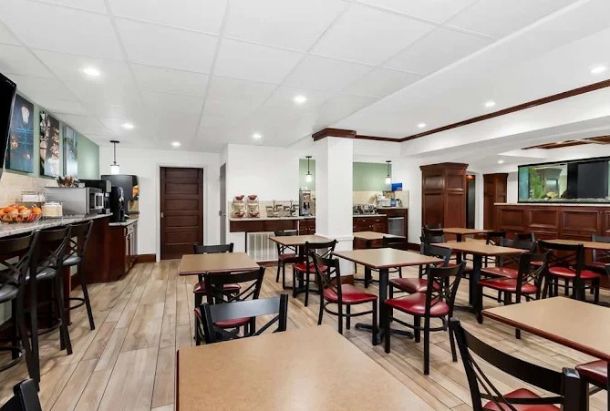 Best Western Patriots Point - 