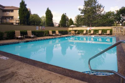Holiday Inn Lakewood - Pool