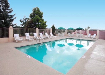 Quality Inn I 40 & I 17 - Outdoor Seasonal Heated Pool