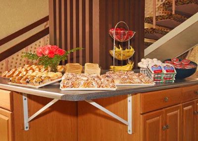 Quality Inn I 40 & I 17 - Hot Breakfast