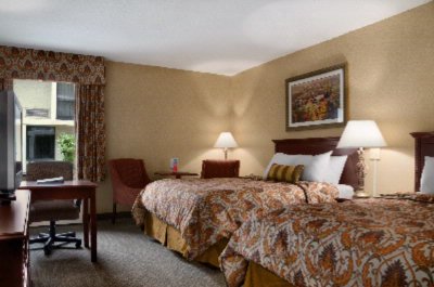 Ramada Plaza Hotel & Conference Center - Sleeping Room With 2 Queen Beds