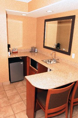 Hampton Inn & Suites Temecula - Fireplace Suite Wet Bar