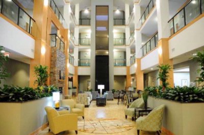 Holiday Inn Express & Suites - 